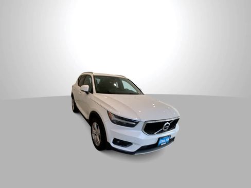 Used 2022 Volvo XC40 T5 Momentum image 2