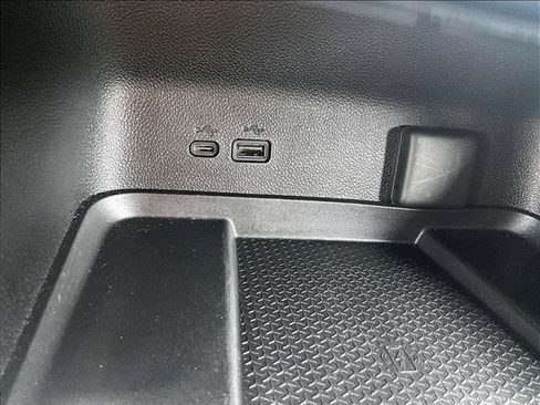 Used 2025 Chevrolet Traverse LT FWD image 26