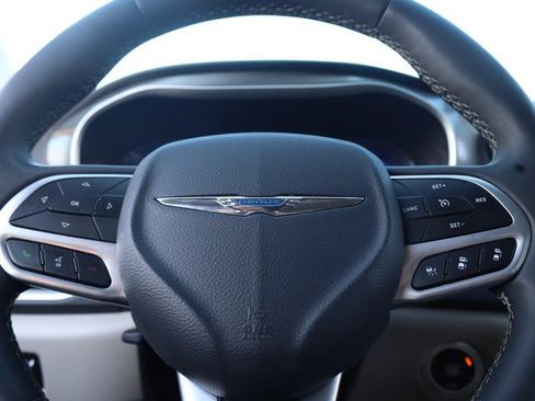 Used 2024 Chrysler Pacifica Touring-L FWD image 11