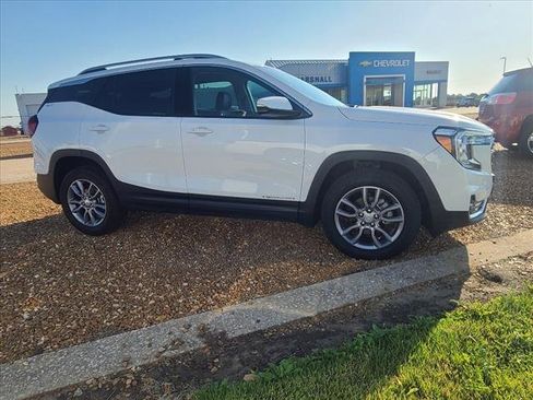 Used 2024 GMC Terrain SLT image 17
