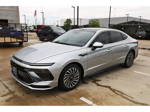 Certified 2025 Hyundai Sonata Limited FWD image 3