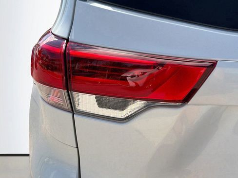 Used 2019 Toyota Highlander XLE image 11