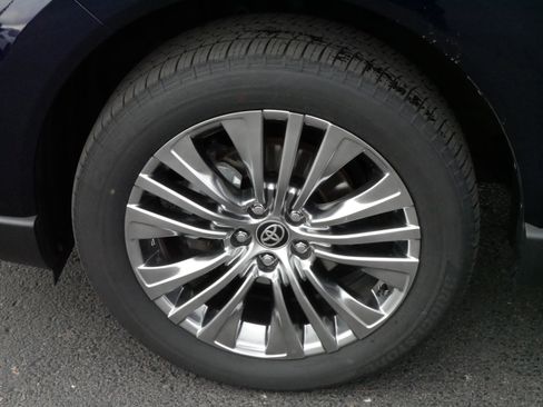 New 2024 Toyota Venza Limited image 15