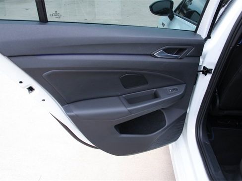 Used 2024 Volkswagen Golf R image 37