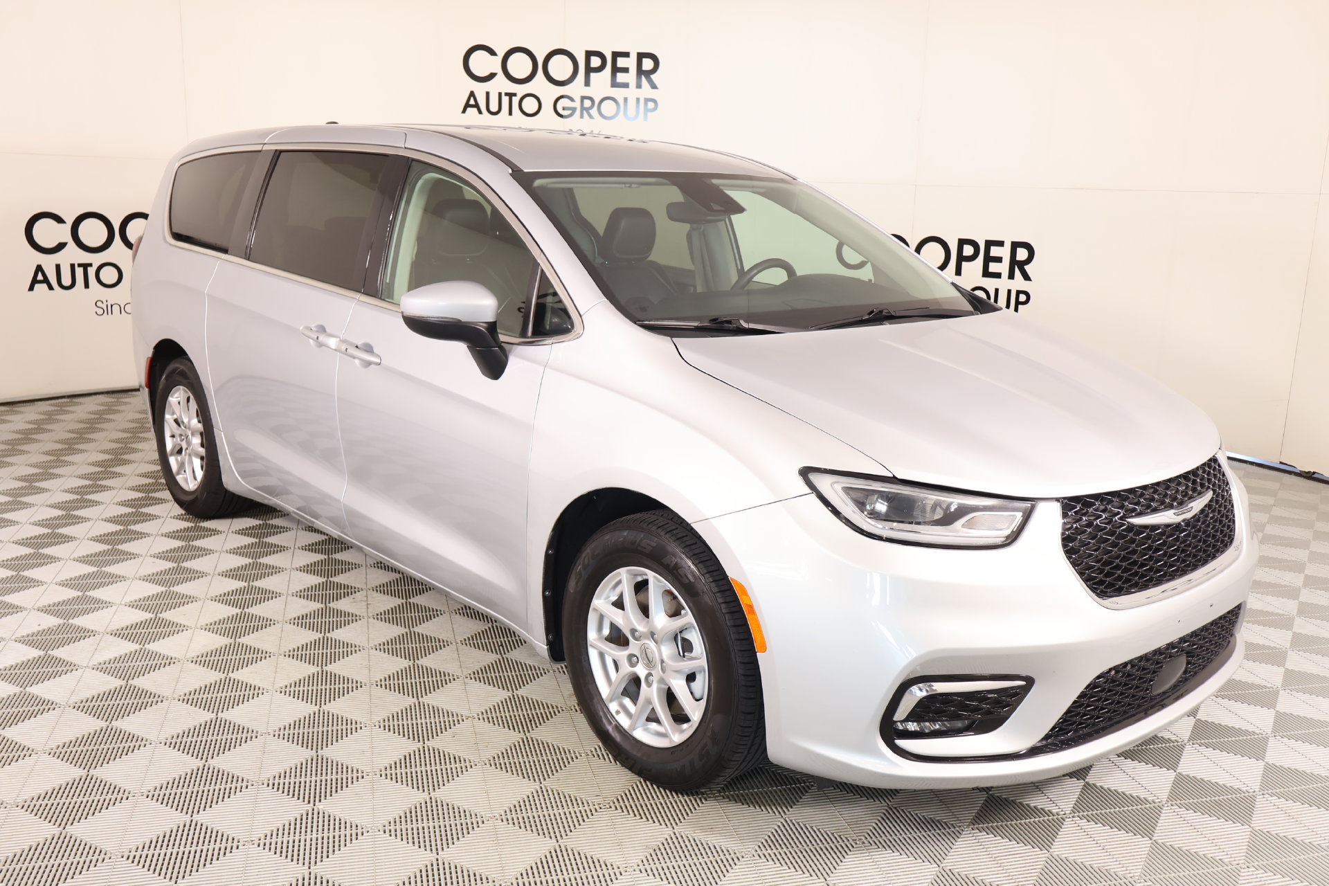 Used 2023 Chrysler Pacifica Touring-L FWD 360° Tour