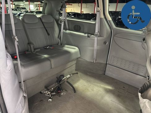 Used 2005 Chrysler Town & Country Touring w/ Leather Interior Group FWD image 38