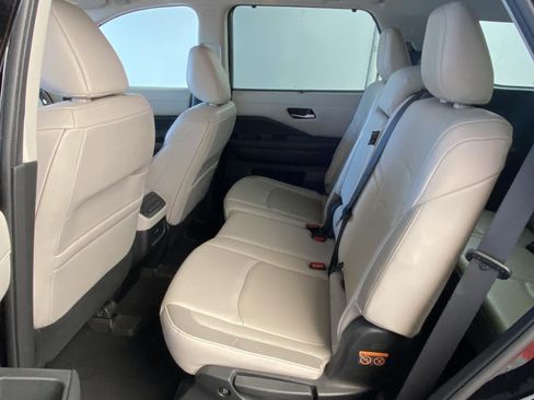 Used 2022 Nissan Pathfinder SL AWD/4WD image 17