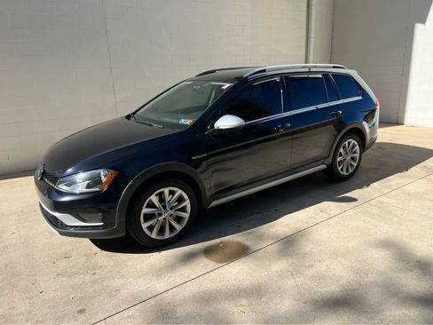 Used 2017 Volkswagen Golf Alltrack S image 2