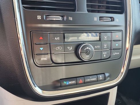 Used 2013 Chrysler Town & Country Touring FWD image 21