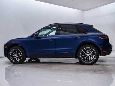 Certified 2025 Porsche Macan image 2