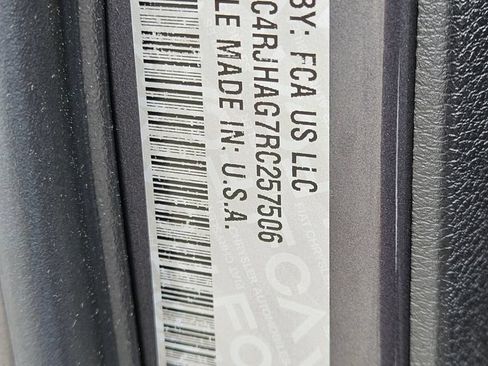Used 2024 Jeep Grand Cherokee Laredo AWD/4WD image 31