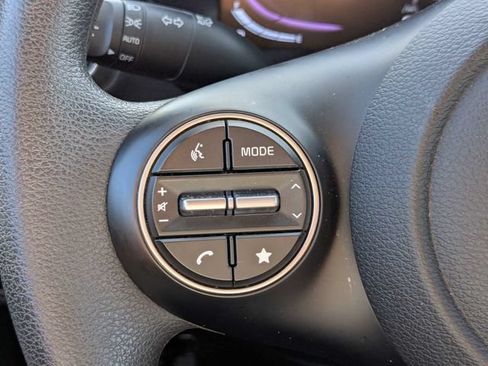 Used 2025 Kia Soul LX w/ LX Technology Package FWD image 23
