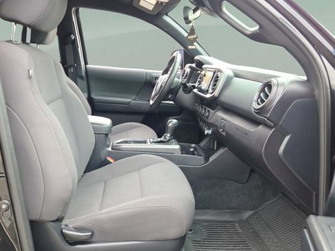 Used 2018 Toyota Tacoma TRD Sport w/ Technology Package image 18