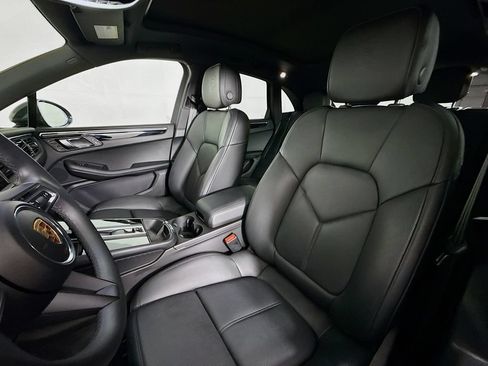Certified 2025 Porsche Macan AWD/4WD image 5