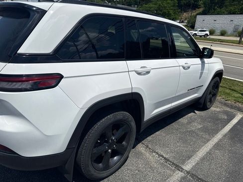 Used 2023 Jeep Grand Cherokee Limited w/ Black Appearance Package AWD/4WD image 4