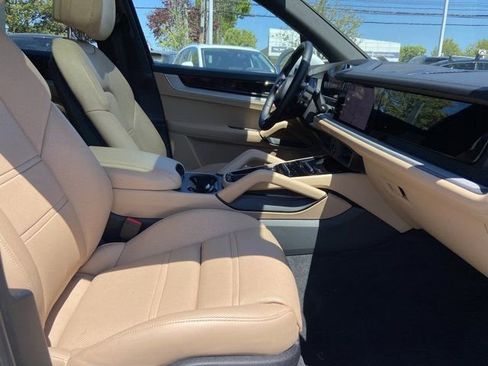 Used 2024 Porsche Cayenne AWD/4WD image 28