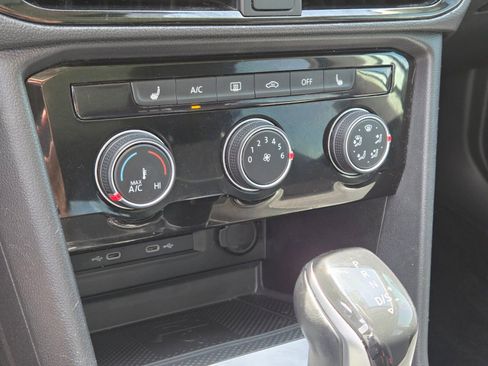 Used 2023 Volkswagen Taos SE w/ Panoramic Sunroof Package FWD image 17