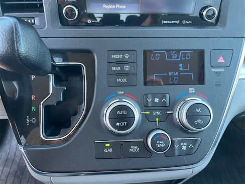 Used 2018 Toyota Sienna LE FWD image 19