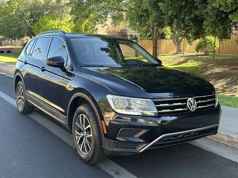 Used 2019 Volkswagen Tiguan SE w/ Panoramic Sunroof Package FWD image 2