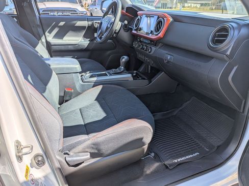 Used 2017 Toyota Tacoma 4x4 Double Cab image 30