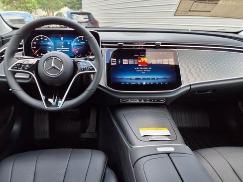 Used 2025 Mercedes-Benz E 350 Sedan image 12