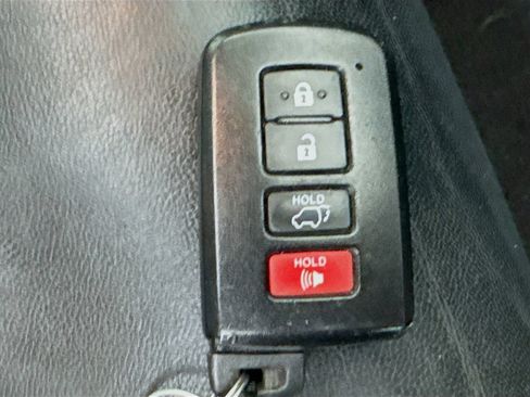 Used 2018 Toyota Highlander XLE AWD/4WD image 40