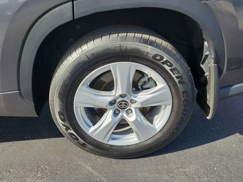 Used 2022 Toyota Highlander LE image 5