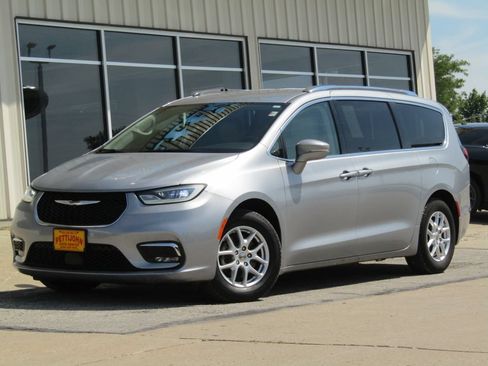 Used 2021 Chrysler Pacifica Touring-L FWD image 12