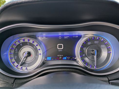 Used 2015 Chrysler 300 Limited image 25