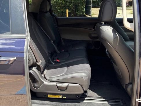 Used 2025 Kia Carnival FWD image 11