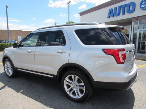 Used 2017 Ford Explorer XLT w/ Equipment Group 202A AWD/4WD image 5