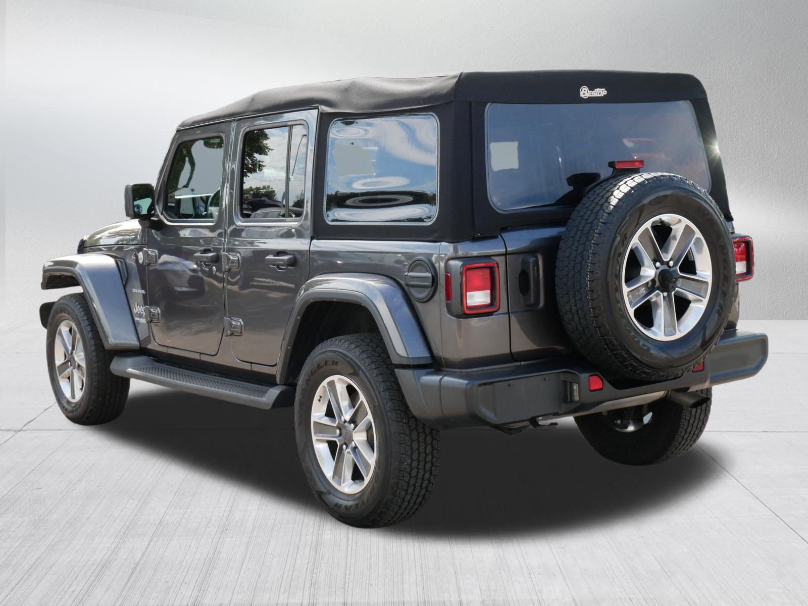 Used 2022 Jeep Wrangler Unlimited Sahara w/ Cold Weather Group AWD/4WD image 5