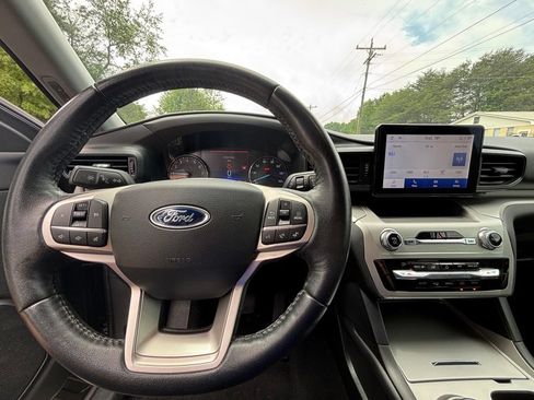 Used 2022 Ford Explorer XLT w/ Class IV Trailer Tow Package AWD/4WD image 9