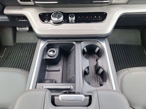 New 2025 Ford Expedition Active image 12