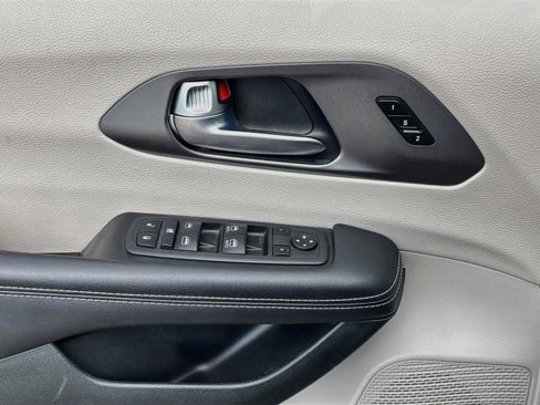 Used 2023 Chrysler Pacifica Touring-L FWD image 17