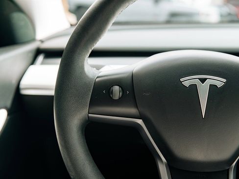 Used 2021 Tesla Model Y Long Range AWD/4WD image 23