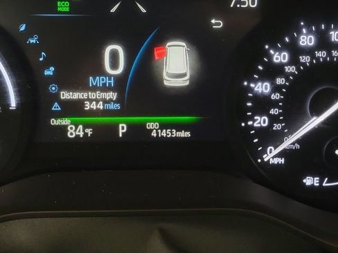 Used 2025 Toyota Sienna XLE FWD image 2