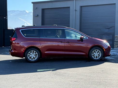 Used 2021 Chrysler Voyager Lxi image 3