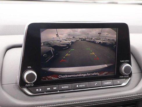 Used 2024 Nissan Rogue SV image 16