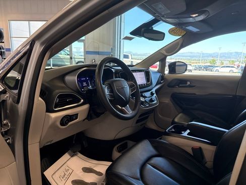 Used 2024 Chrysler Pacifica Touring-L FWD image 17