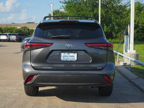 Used 2020 Toyota Highlander XLE FWD image 5