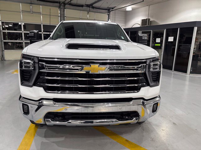 Used 2026 Chevrolet Silverado 2500 LTZ w/ LTZ Convenience Package AWD/4WD image 3