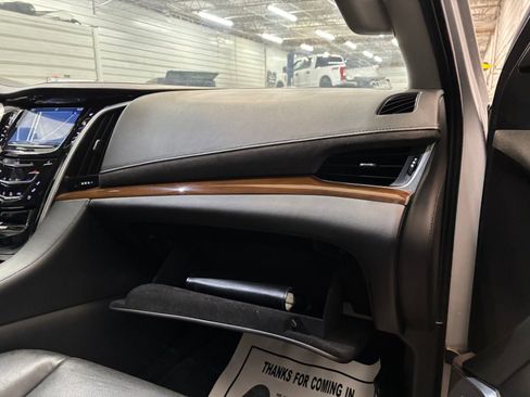 Used 2020 Cadillac Escalade ESV Luxury image 33