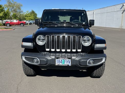 Used 2018 Jeep Wrangler Unlimited Sahara w/ LED Lighting Group AWD/4WD image 8