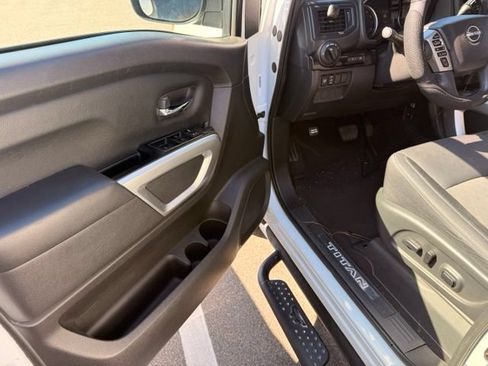 Used 2023 Nissan Titan SV w/ SV Convenience Package RWD image 9