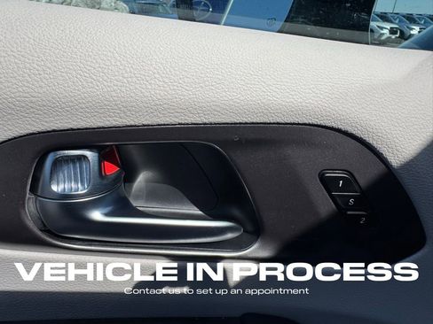 Used 2024 Chrysler Pacifica Touring-L image 12