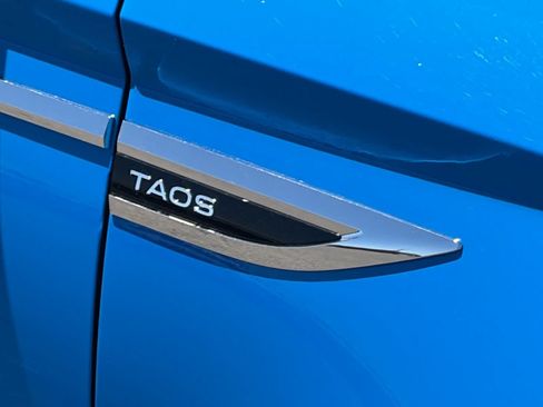 Used 2023 Volkswagen Taos SE w/ Panoramic Sunroof Package FWD image 7