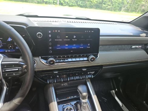 Used 2025 Chevrolet Colorado ZR2 w/ Technology Package AWD/4WD image 18