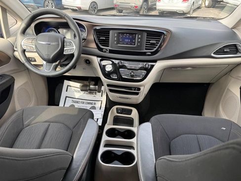 Used 2017 Chrysler Pacifica LX FWD image 9