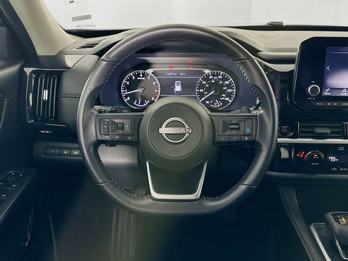 Used 2025 Nissan Pathfinder SV image 18